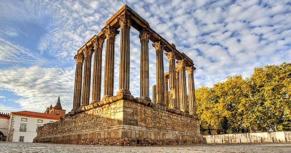 Templo de Diana in Évora, Portugal’s best-preserved Roman temple and UNESCO landmark, visited during the Lisbon to Évora Private Wine & Culture Tour by Lux Motion.